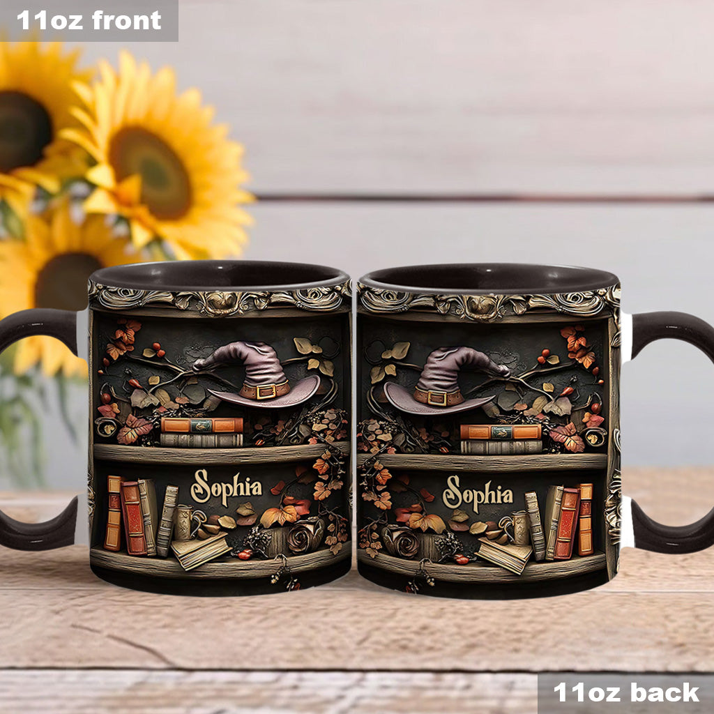 Hut und Bücher – Personalisierte Tasse mit Hexenmotiv