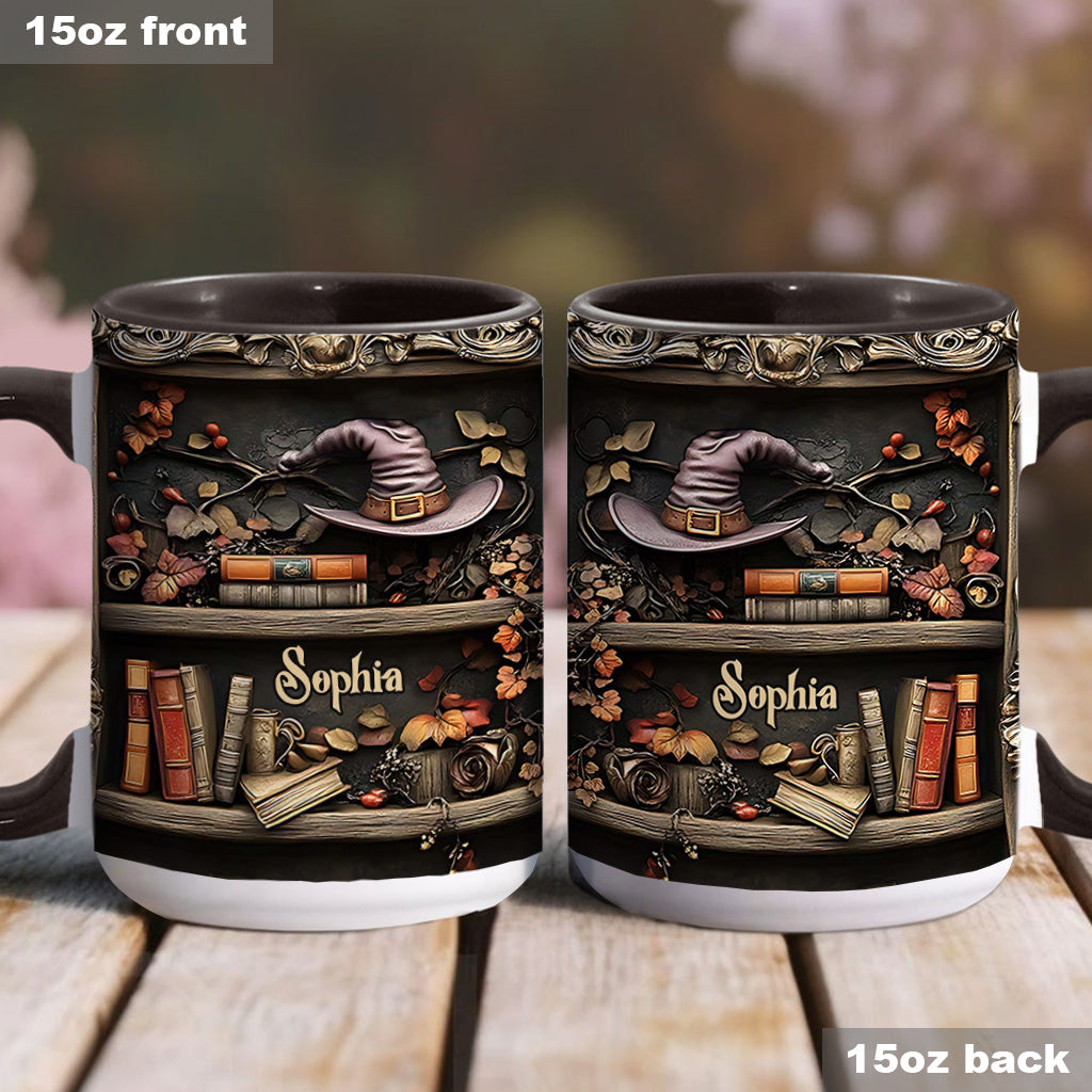 Hut und Bücher – Personalisierte Tasse mit Hexenmotiv