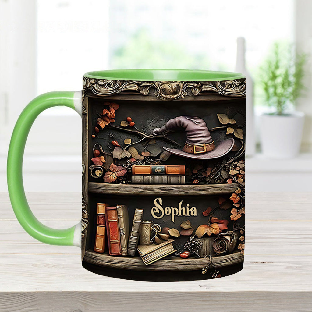 Hut und Bücher – Personalisierte Tasse mit Hexenmotiv