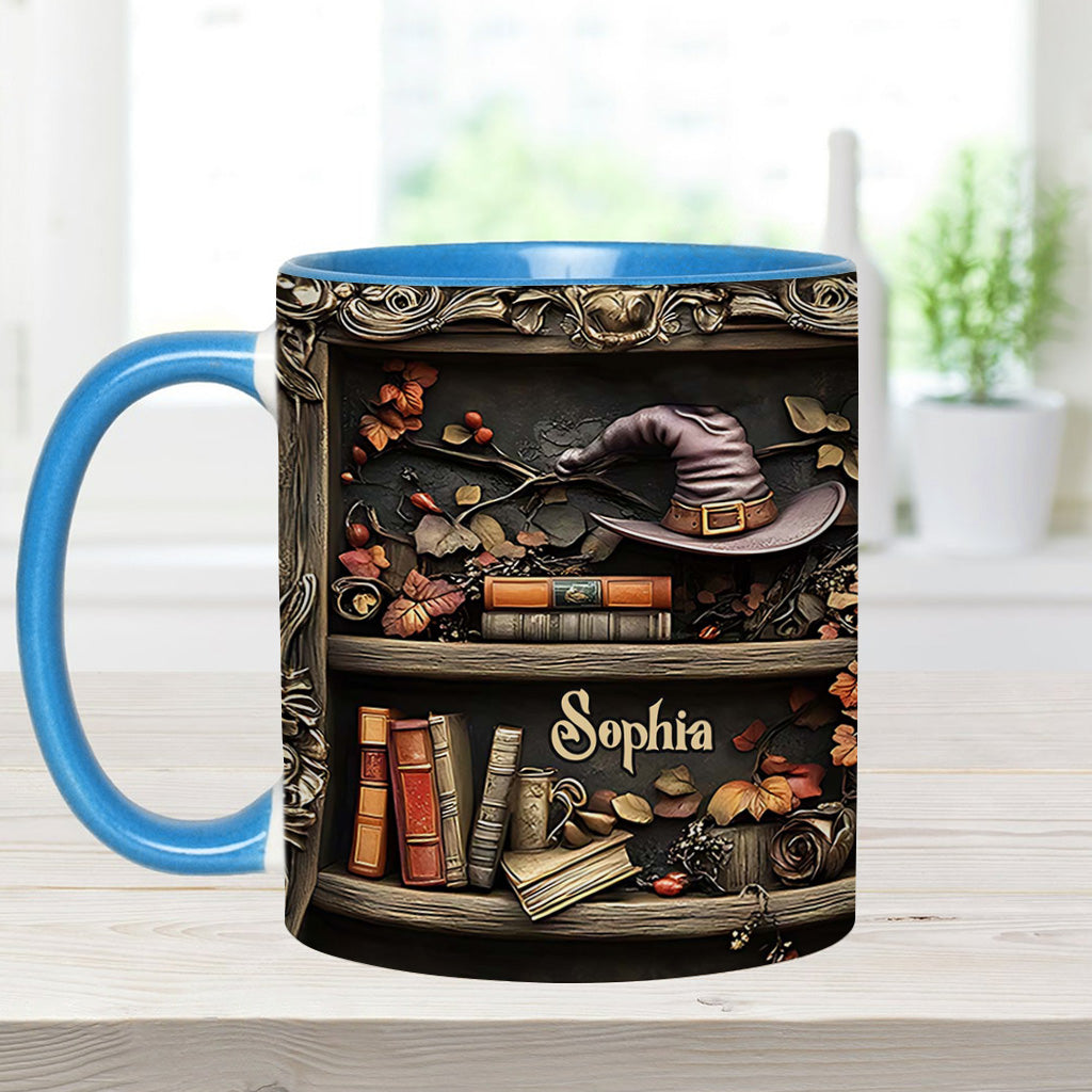 Hut und Bücher – Personalisierte Tasse mit Hexenmotiv