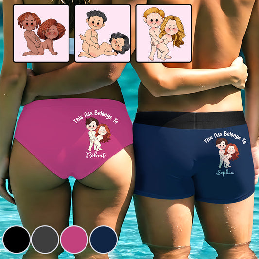 Dieses Geschenk „Der Arsch ist vergeben“ ist für Sie oder Ihn geeignet – personalisierte Damen-Slips und Herren-Boxershorts für Paare