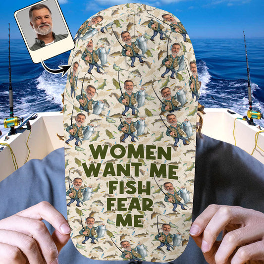 Frauen wollen mich, Fische fürchten mich – Lustige Karikatur – Personalisierte Angelmütze mit extra langem Schirm