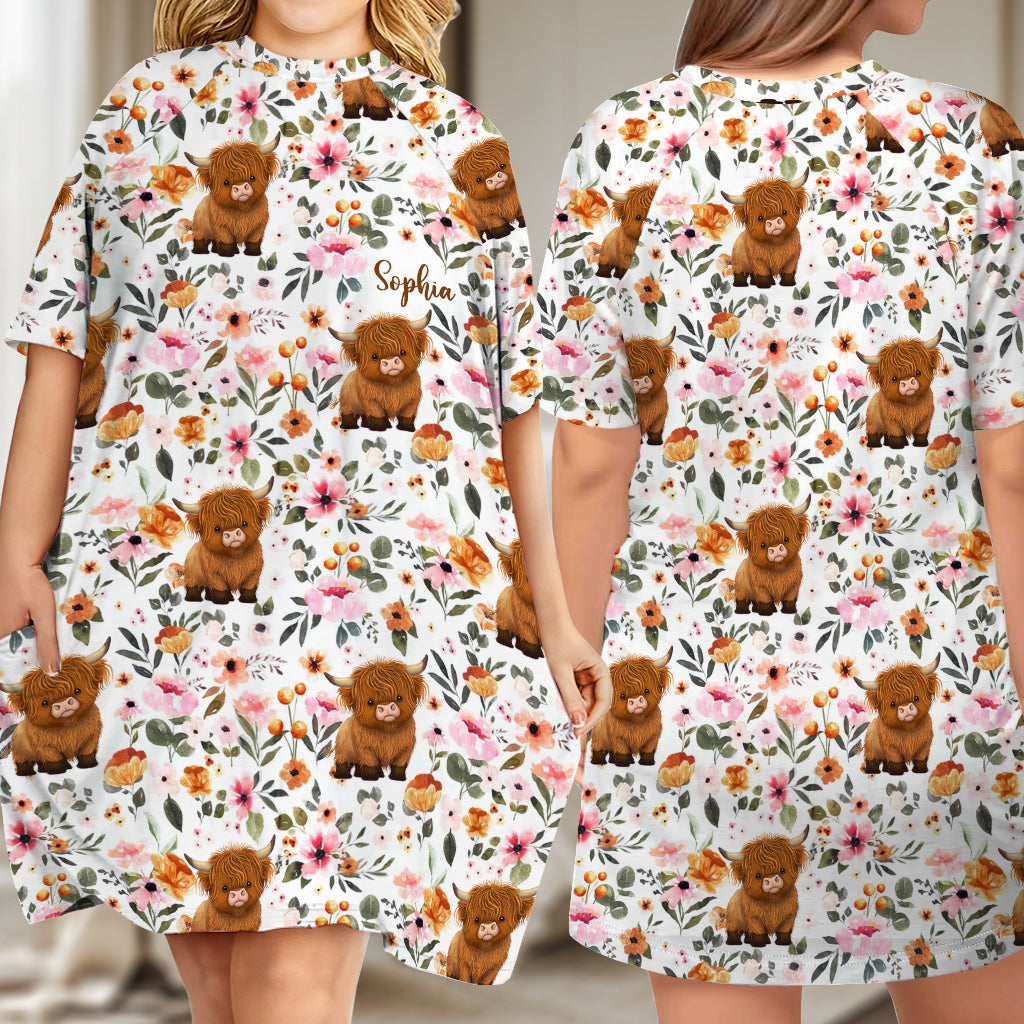 Hochlandrind mit Blumenmuster – Personalisiertes Schlafshirt mit Hochlandrind-Motiv
