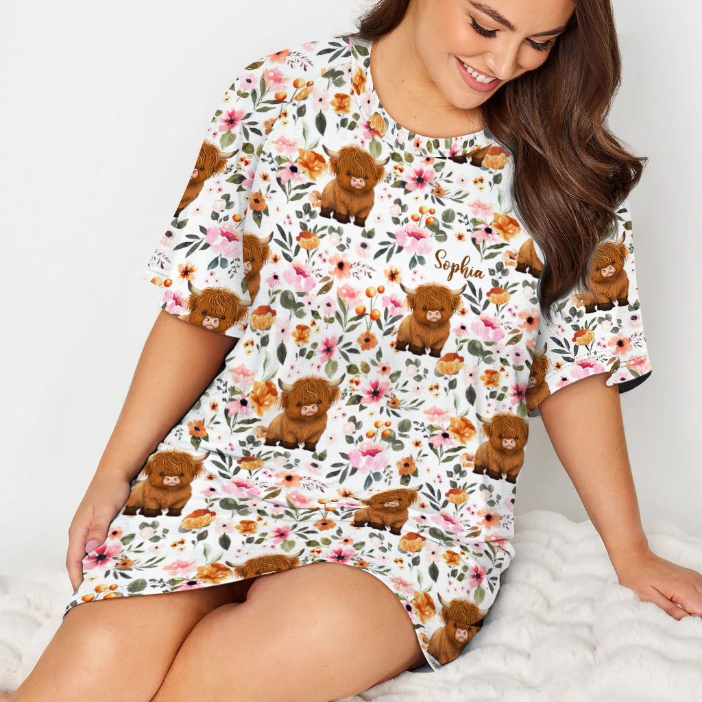 Hochlandrind mit Blumenmuster – Personalisiertes Schlafshirt mit Hochlandrind-Motiv