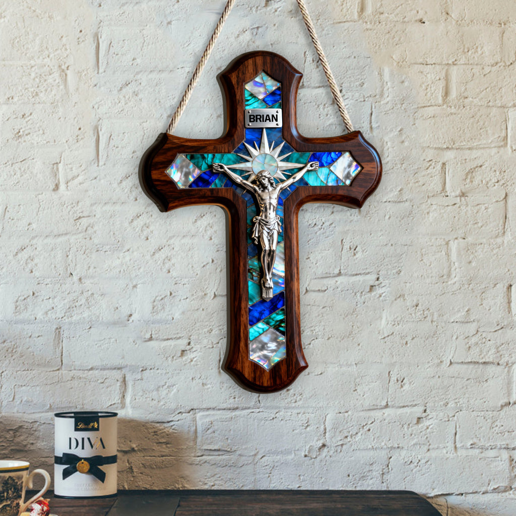 Kreuz im Perlmutt-Stil – personalisiertes christliches Holzschild in individueller Form