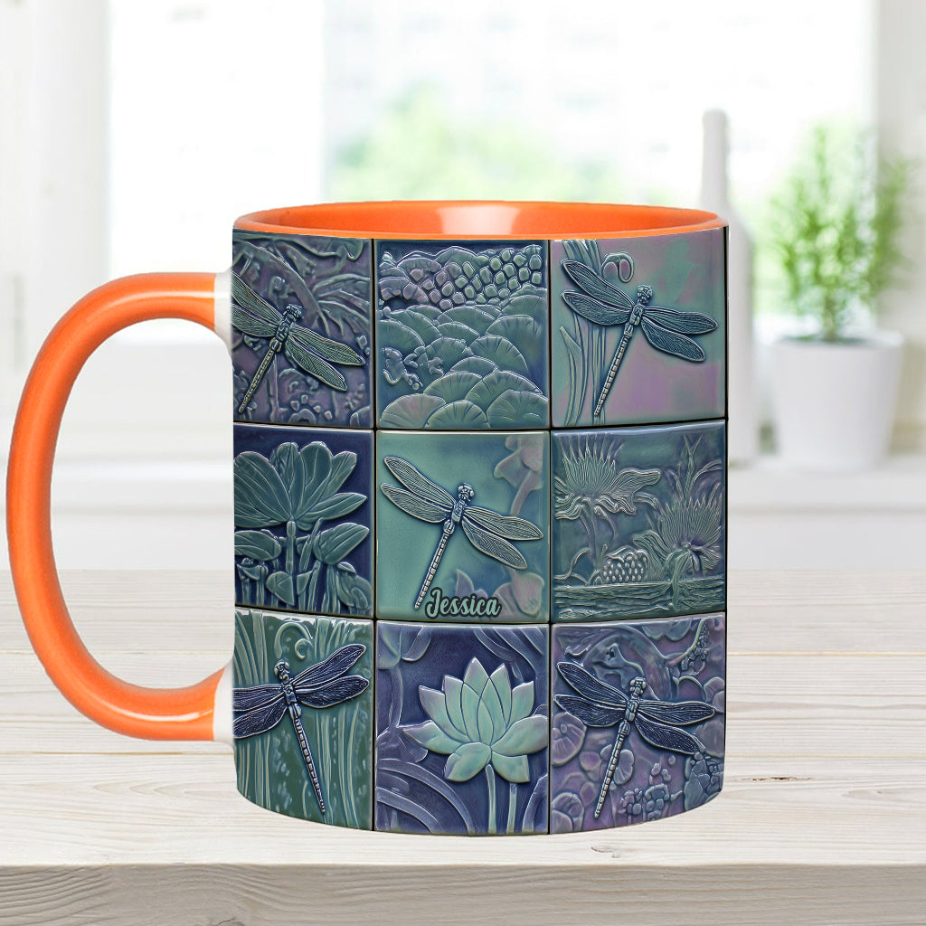 Einfach ein Mädchen, das Libellen liebt – Personalisierte Tasse mit Libellenmotiv