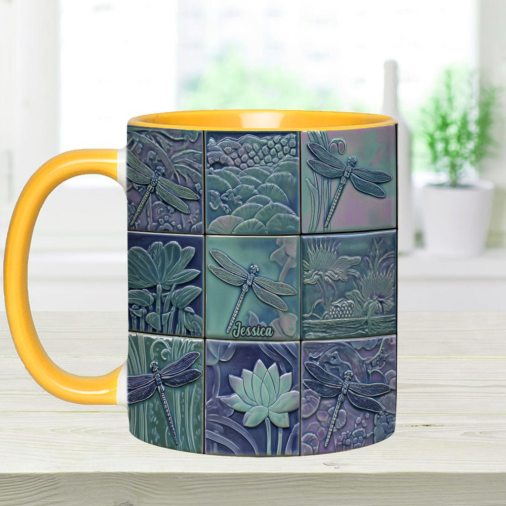 Einfach ein Mädchen, das Libellen liebt – Personalisierte Tasse mit Libellenmotiv
