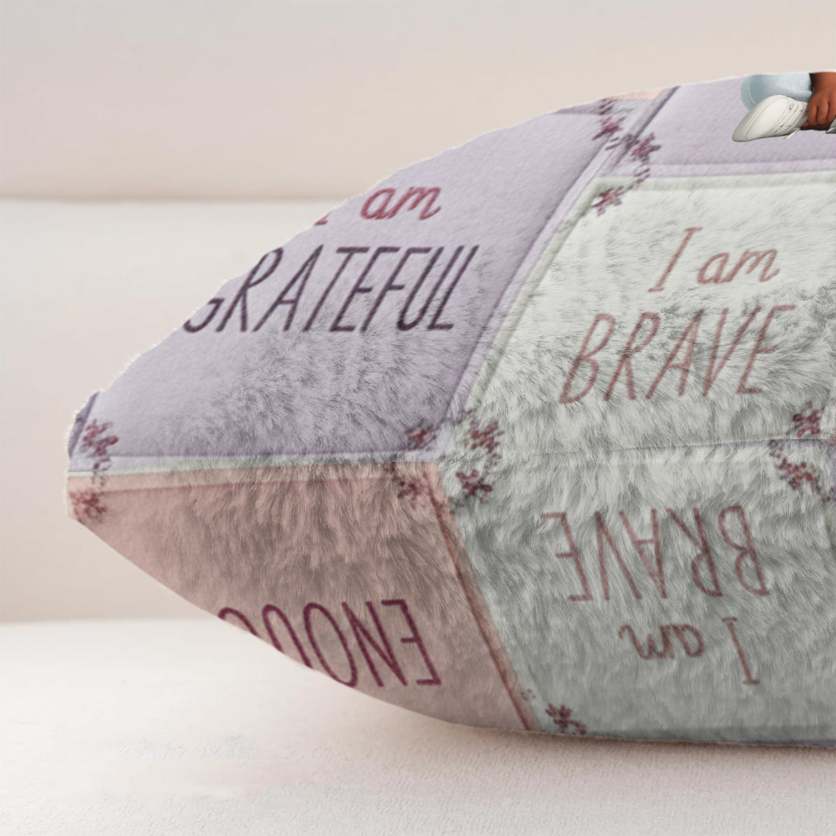 Ich bin freundlich – Affirmationsgeschenk für Kinder – Personalisiertes quadratisches Kissen aus Kunstfell