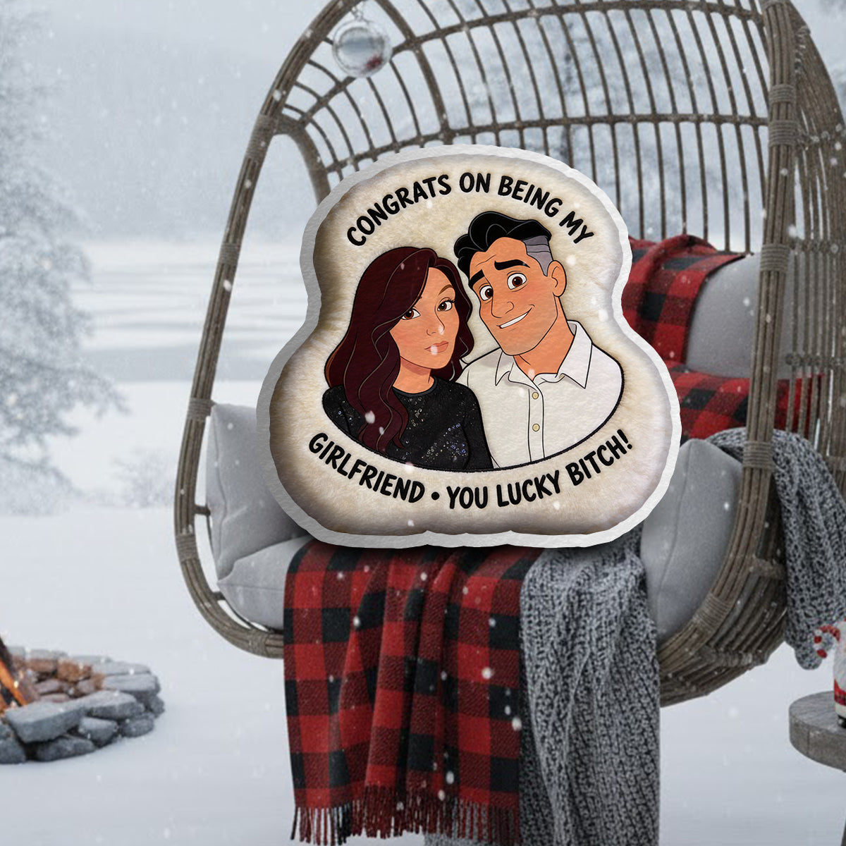 „Liebe ist mit dir“ – personalisiertes Kissen in Form eines Paares aus Kunstfell.