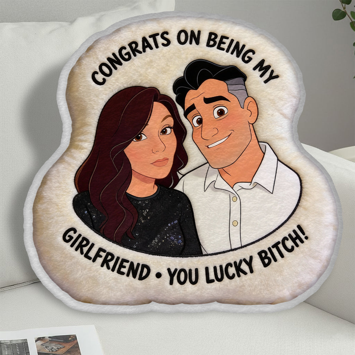 „Liebe ist mit dir“ – personalisiertes Kissen in Form eines Paares aus Kunstfell.