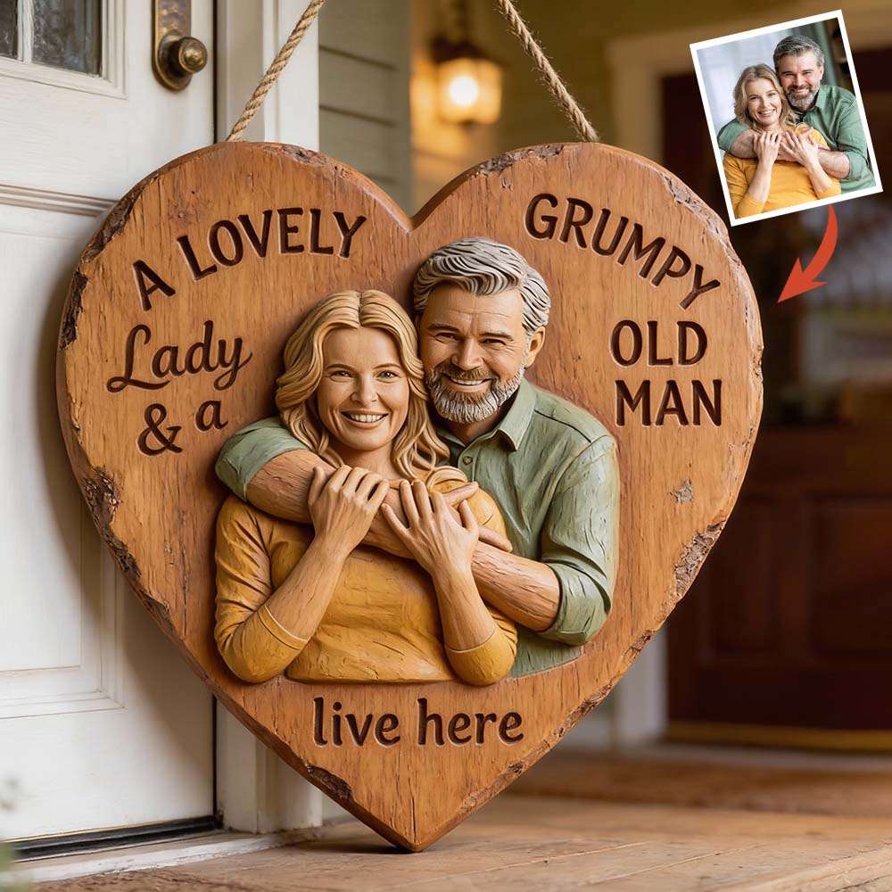 Ein Ehepaar, eine liebenswerte Dame und ein mürrischer alter Mann, wohnen hier – personalisiertes Holzschild in Pärchenform