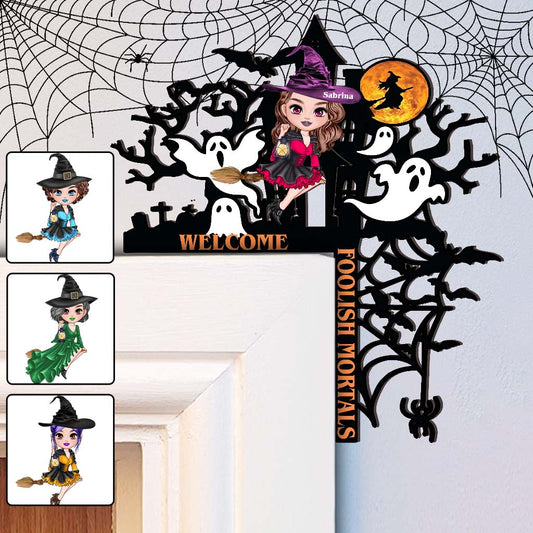 Willkommen, ihr törichten Sterblichen – Personalisierte Türrahmendekoration im Hexenstil