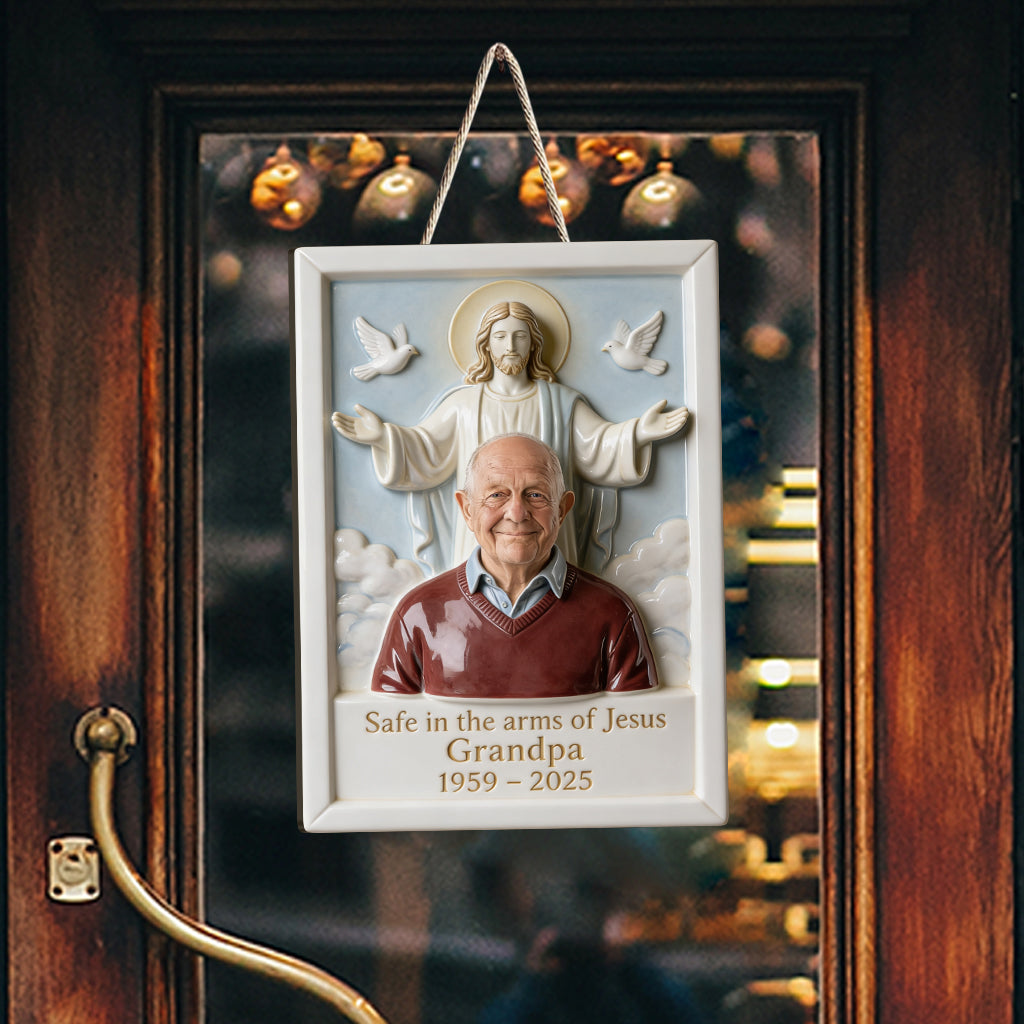 Geborgen in Jesu Armen – Personalisierte Gedenktafel aus Holz in individueller Form