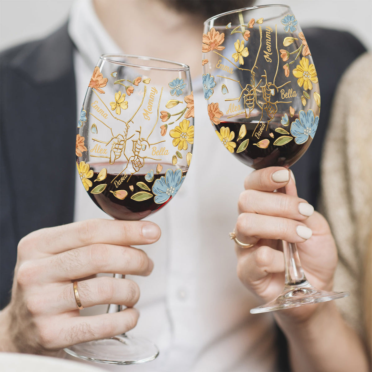 Hand in Hand – Die Liebe einer Mutter zu ihren Kindern – Personalisiertes Weinglas für Mütter mit langem Stiel