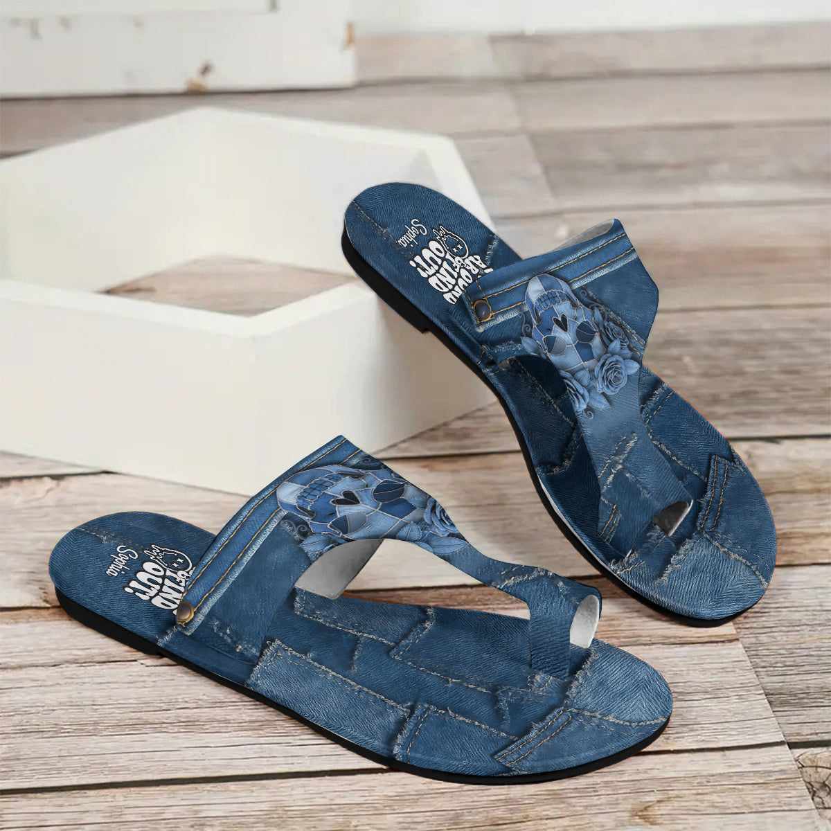 Probier's aus und finde es heraus – personalisierte Totenkopf-Sandalen mit offener Zehenpartie