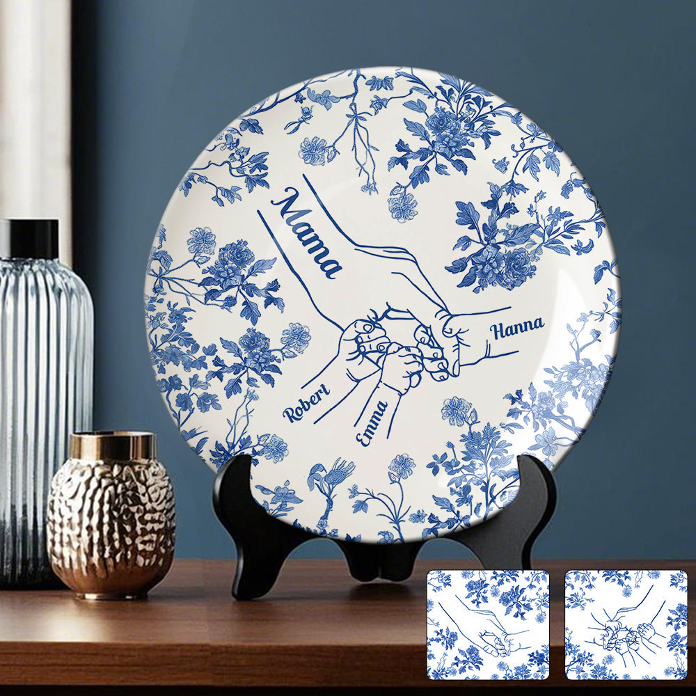 Klassischer weißer und blauer Mutter-Kind-Teller mit Kinderhänden – personalisierter runder Keramikteller „Mutter“.