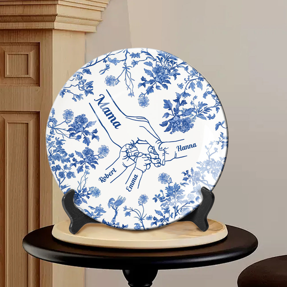 Klassischer weißer und blauer Mutter-Kind-Teller mit Kinderhänden – personalisierter runder Keramikteller „Mutter“.