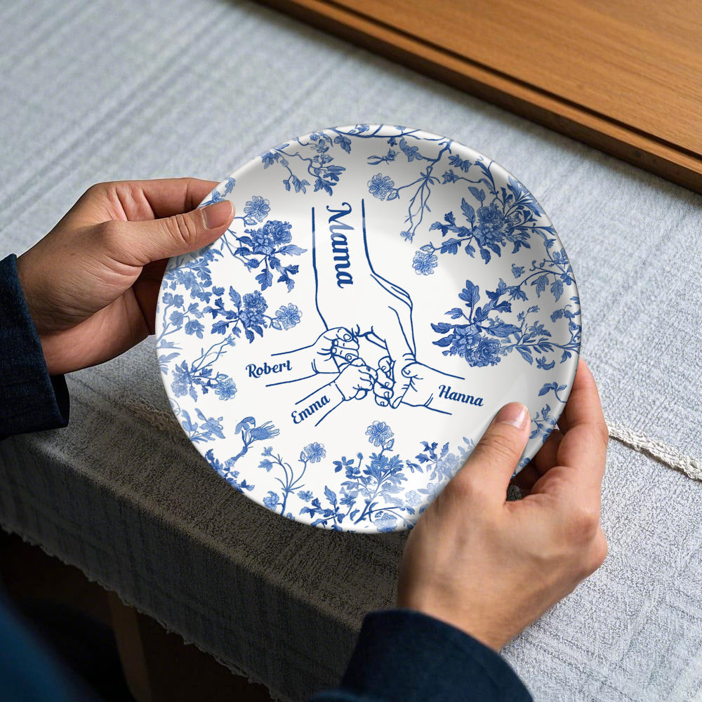 Klassischer weißer und blauer Mutter-Kind-Teller mit Kinderhänden – personalisierter runder Keramikteller „Mutter“.