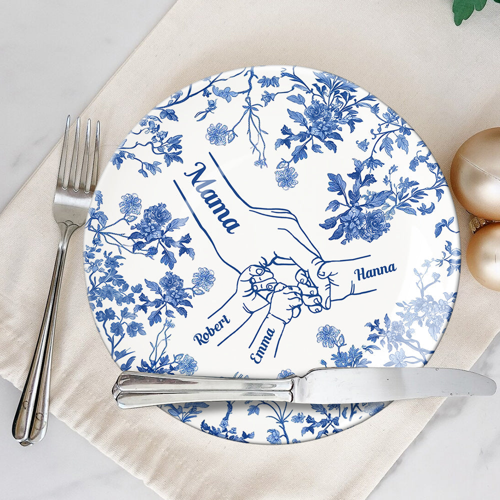 Klassischer weißer und blauer Mutter-Kind-Teller mit Kinderhänden – personalisierter runder Keramikteller „Mutter“.