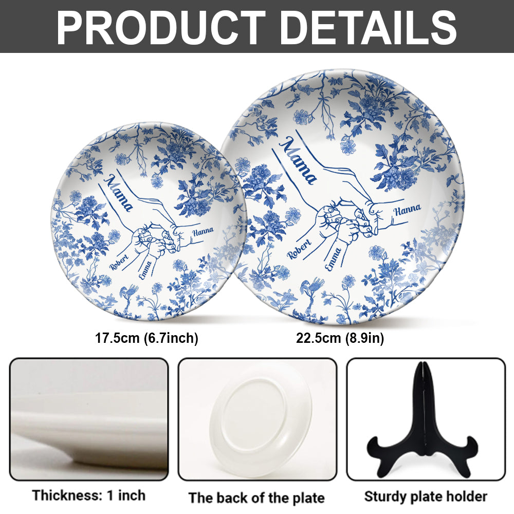 Klassischer weißer und blauer Mutter-Kind-Teller mit Kinderhänden – personalisierter runder Keramikteller „Mutter“.