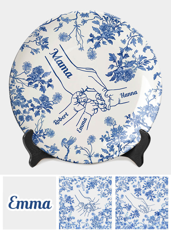 Klassischer weißer und blauer Mutter-Kind-Teller mit Kinderhänden – personalisierter runder Keramikteller „Mutter“.