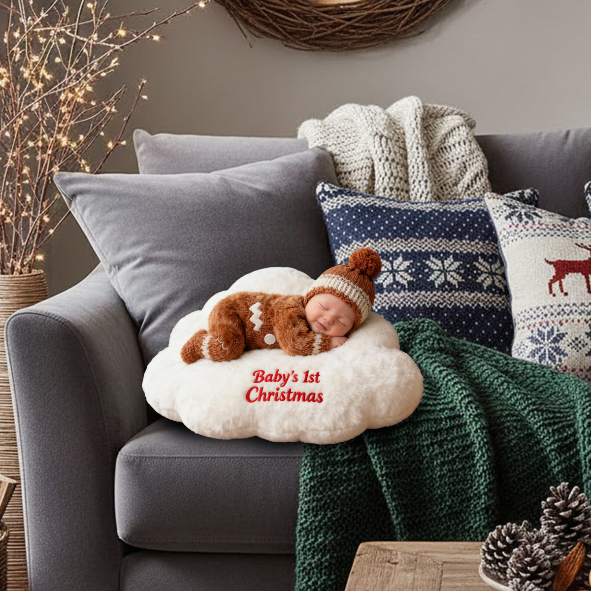 Babys erstes Weihnachtsfest – personalisiertes Kissen in Kinderform aus Kunstfell