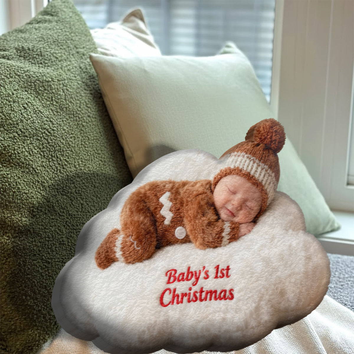 Babys erstes Weihnachtsfest – personalisiertes Kissen in Kinderform aus Kunstfell