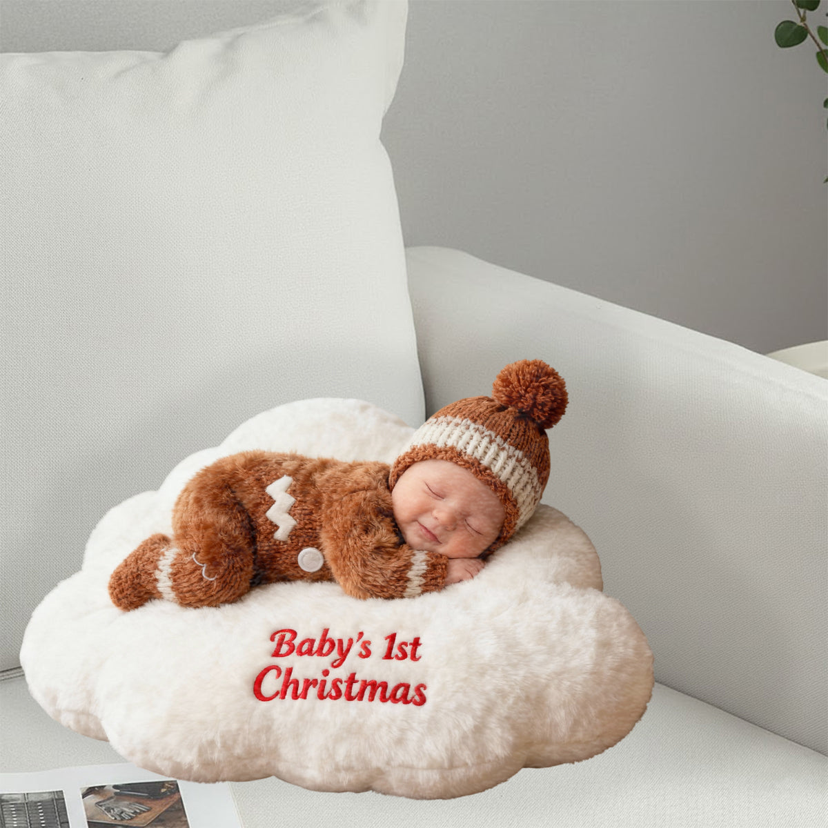 Babys erstes Weihnachtsfest – personalisiertes Kissen in Kinderform aus Kunstfell