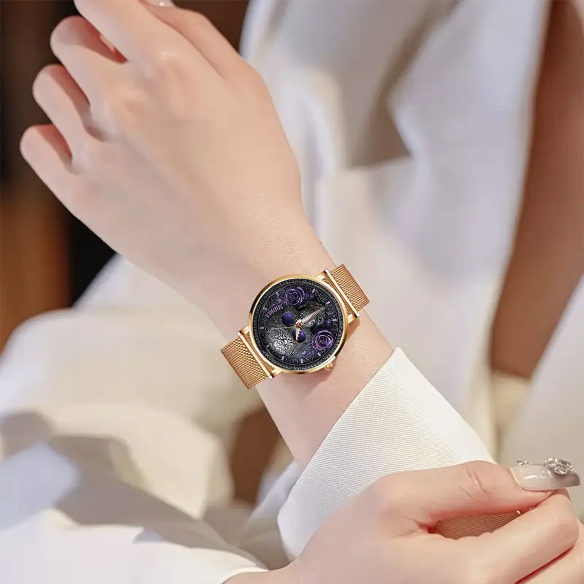 Totenkopf und Rosen – Personalisierte Totenkopf-Damenhanduhr 