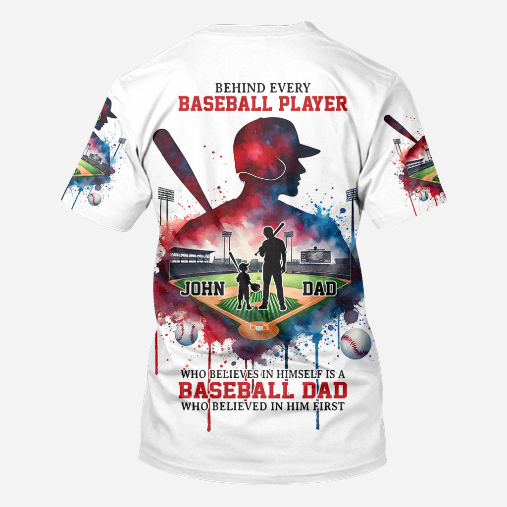 Hinter jedem Baseballspieler, der an sich glaubt, steht eine Baseball-Mama/ein Baseball-Papa, die/der zuerst an ihn geglaubt hat – personalisiertes Baseball-Shirt mit Allover-Print