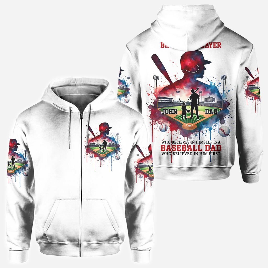 Hinter jedem Baseballspieler, der an sich glaubt, steht eine Baseball-Mama/ein Baseball-Papa, die/der zuerst an ihn geglaubt hat – personalisiertes Baseball-Shirt mit Allover-Print