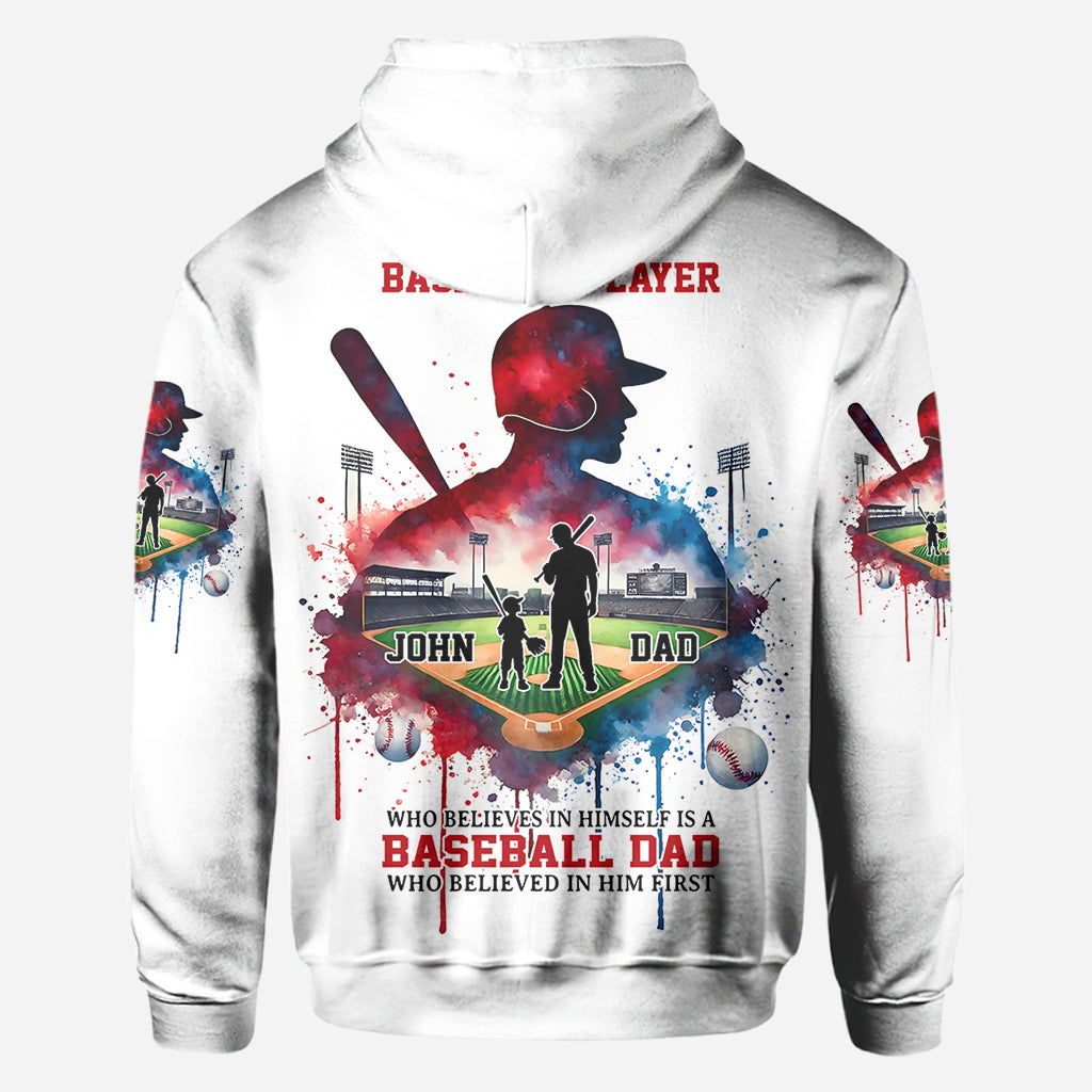 Hinter jedem Baseballspieler, der an sich glaubt, steht eine Baseball-Mama/ein Baseball-Papa, die/der zuerst an ihn geglaubt hat – personalisiertes Baseball-Shirt mit Allover-Print