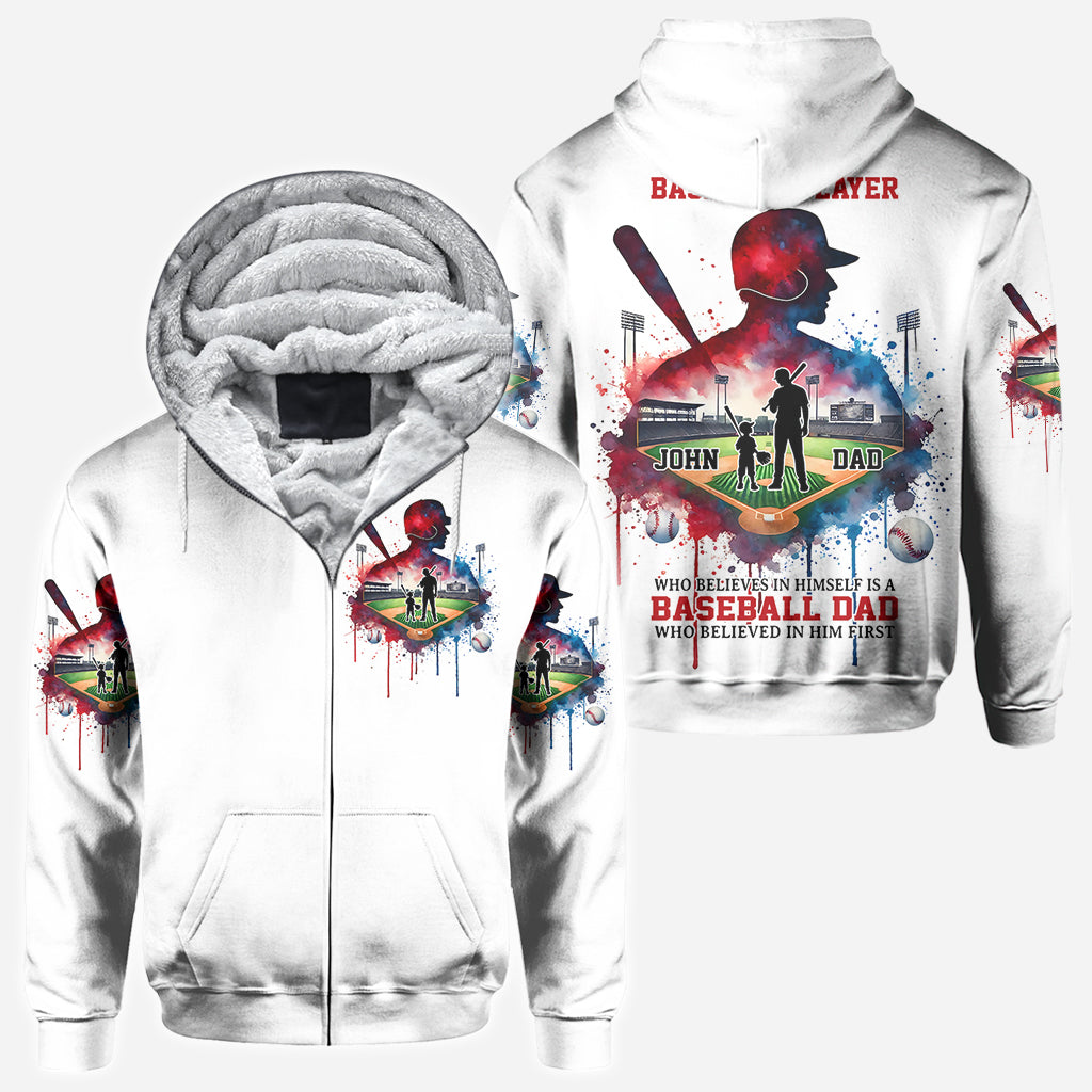 Hinter jedem Baseballspieler, der an sich glaubt, steht eine Baseball-Mama/ein Baseball-Papa, die/der zuerst an ihn geglaubt hat – personalisiertes Baseball-Shirt mit Allover-Print