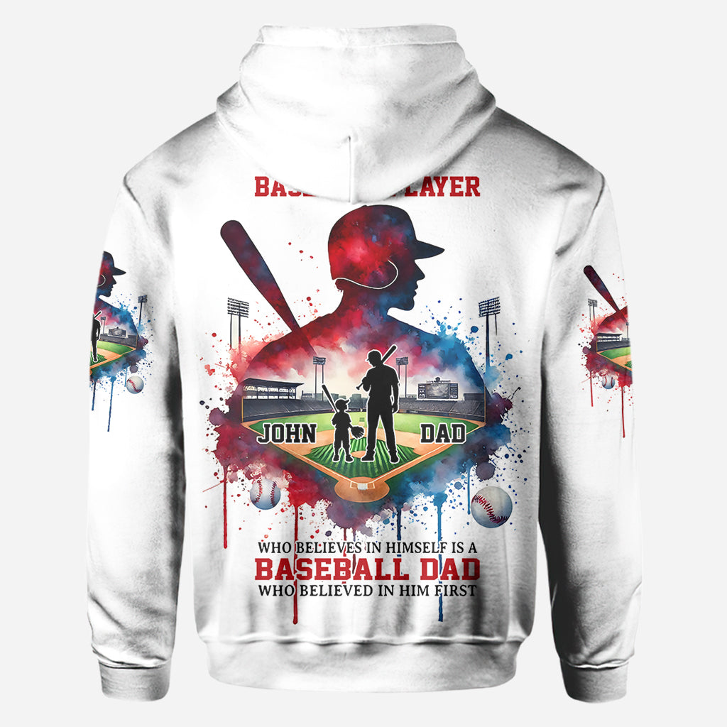 Hinter jedem Baseballspieler, der an sich glaubt, steht eine Baseball-Mama/ein Baseball-Papa, die/der zuerst an ihn geglaubt hat – personalisiertes Baseball-Shirt mit Allover-Print