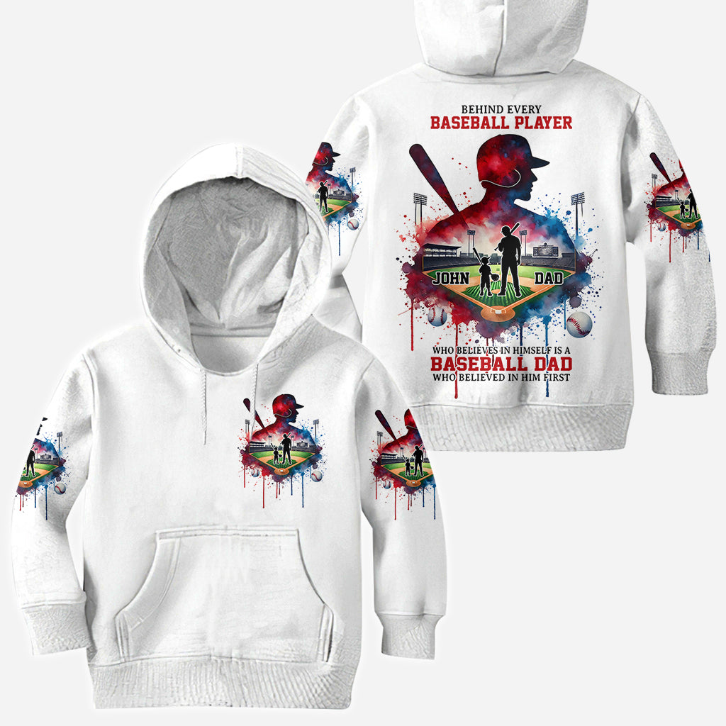 Hinter jedem Baseballspieler, der an sich glaubt, steht eine Baseball-Mama/ein Baseball-Papa, die/der zuerst an ihn geglaubt hat – personalisiertes Baseball-Shirt mit Allover-Print