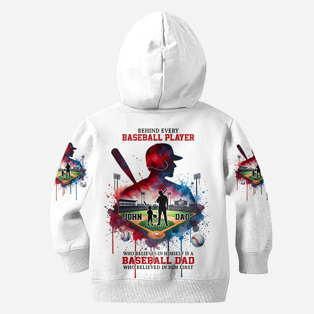 Hinter jedem Baseballspieler, der an sich glaubt, steht eine Baseball-Mama/ein Baseball-Papa, die/der zuerst an ihn geglaubt hat – personalisiertes Baseball-Shirt mit Allover-Print