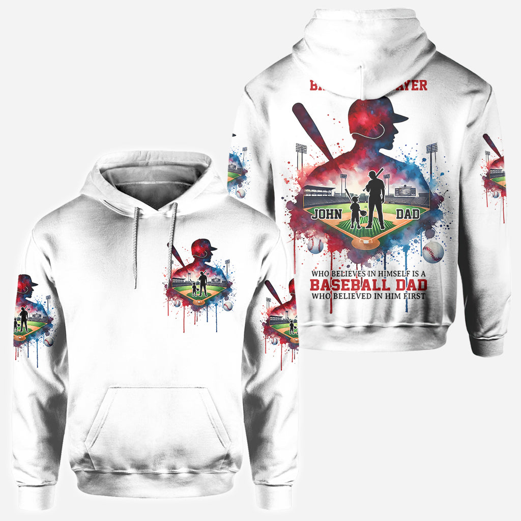 Hinter jedem Baseballspieler, der an sich glaubt, steht eine Baseball-Mama/ein Baseball-Papa, die/der zuerst an ihn geglaubt hat – personalisiertes Baseball-Shirt mit Allover-Print