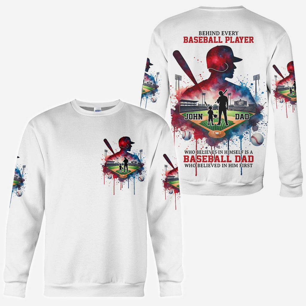 Hinter jedem Baseballspieler, der an sich glaubt, steht eine Baseball-Mama/ein Baseball-Papa, die/der zuerst an ihn geglaubt hat – personalisiertes Baseball-Shirt mit Allover-Print