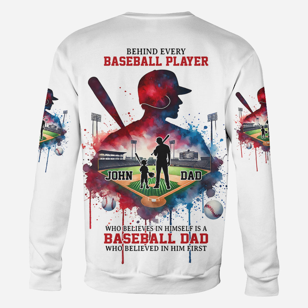 Hinter jedem Baseballspieler, der an sich glaubt, steht eine Baseball-Mama/ein Baseball-Papa, die/der zuerst an ihn geglaubt hat – personalisiertes Baseball-Shirt mit Allover-Print