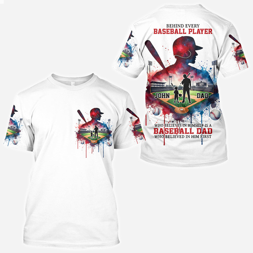 Hinter jedem Baseballspieler, der an sich glaubt, steht eine Baseball-Mama/ein Baseball-Papa, die/der zuerst an ihn geglaubt hat – personalisiertes Baseball-Shirt mit Allover-Print