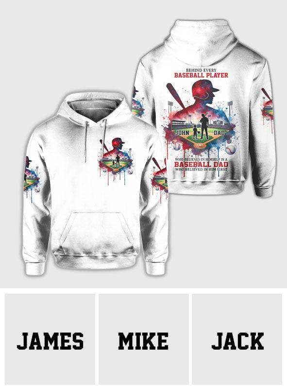 Hinter jedem Baseballspieler, der an sich glaubt, steht eine Baseball-Mama/ein Baseball-Papa, die/der zuerst an ihn geglaubt hat – personalisiertes Baseball-Shirt mit Allover-Print
