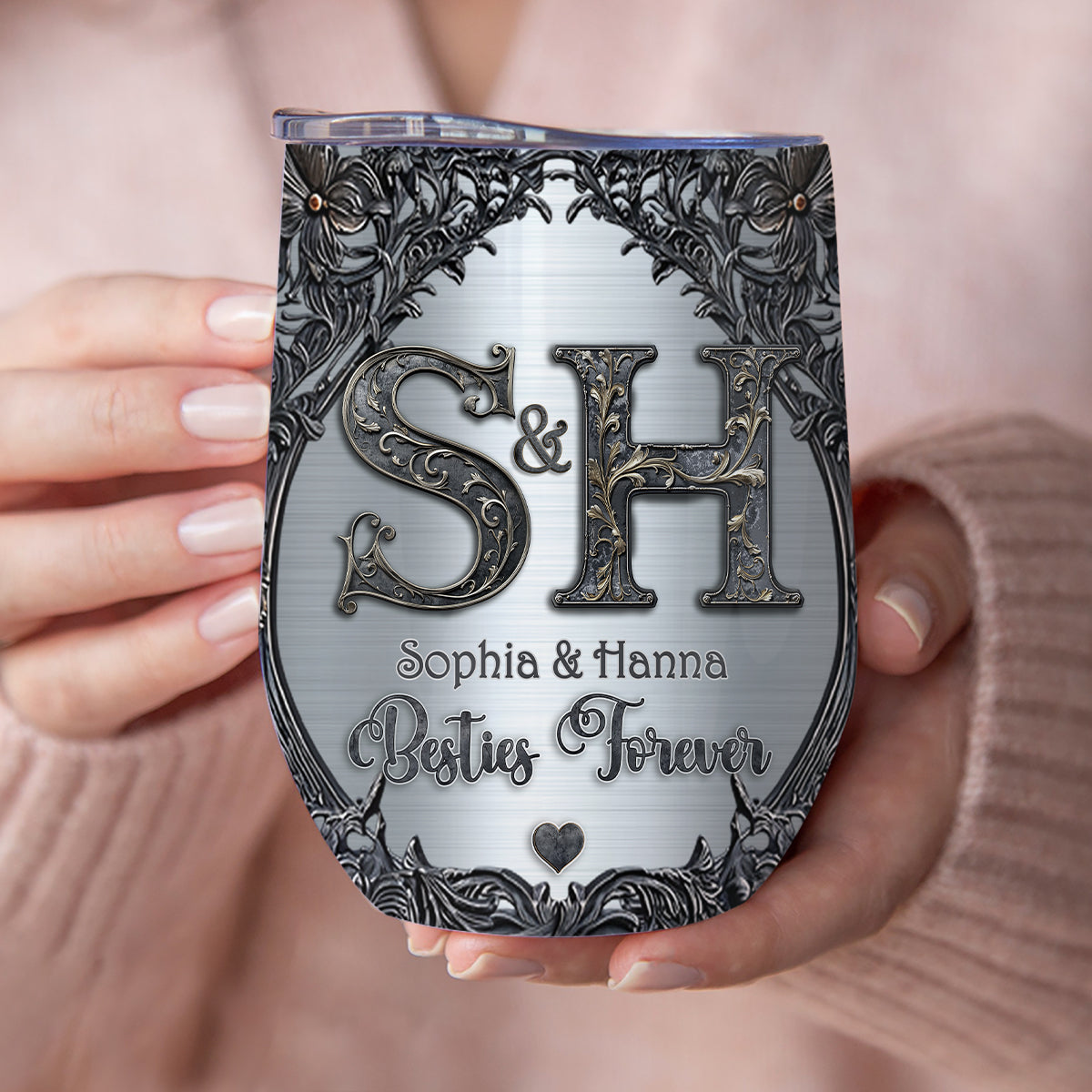 Geschenk für beste Freundinnen: Personalisierter Weinbecher mit Namensinitialen