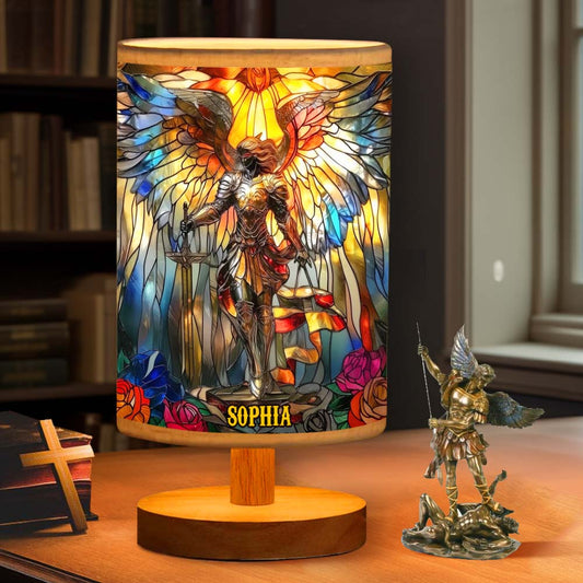 Erzengel Michael – Personalisierte christliche Tischlampe mit Holzsockel