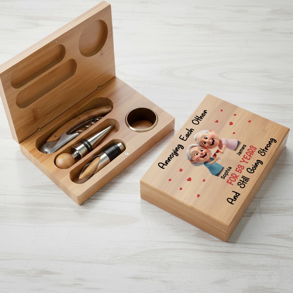 Sich gegenseitig nerven – Überzeichnetes Maskottchen – Personalisiertes Weinöffner-Set