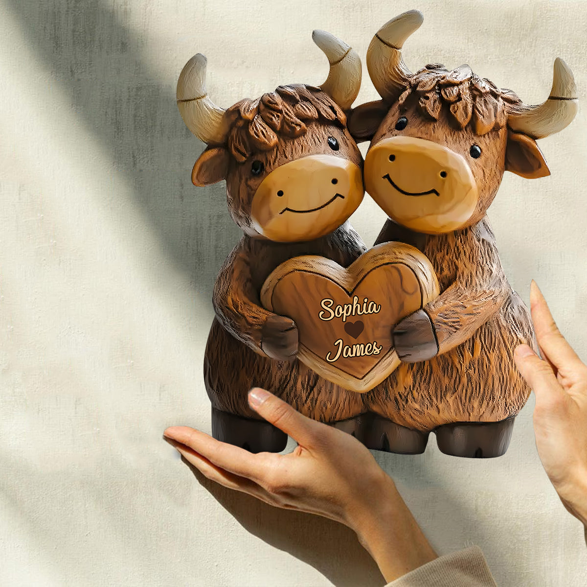 Niedliches Hochlandrinderpaar – Personalisierte Acrylplakette in Form eines Hochlandrindes