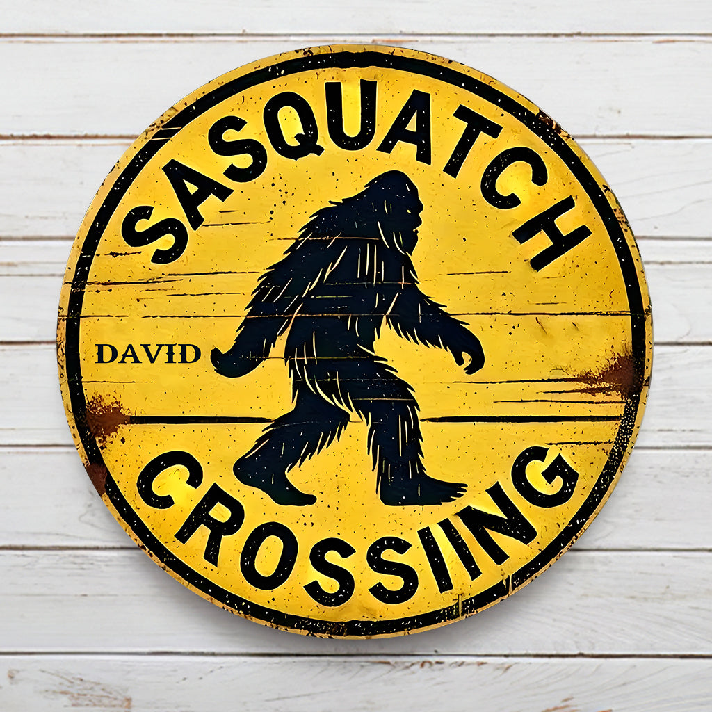 Warnschild „Sasquatch-Überquerung“ – Personalisiertes rundes Metallschild für Wanderer