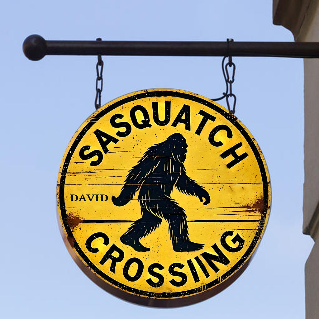 Warnschild „Sasquatch-Überquerung“ – Personalisiertes rundes Metallschild für Wanderer