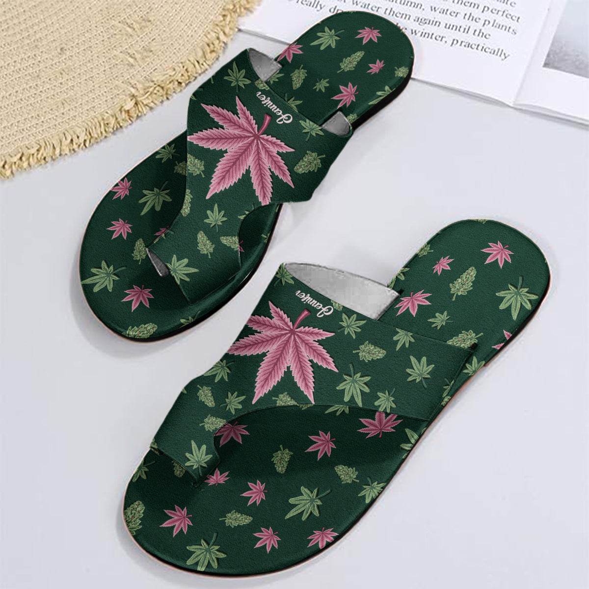 Stoner Chick – Personalisierte Zehenstegsandalen mit Weed-Motiv