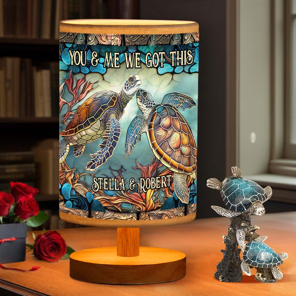 Du & Ich – Personalisierte Schildkröten-Tischleuchte mit Holzsockel