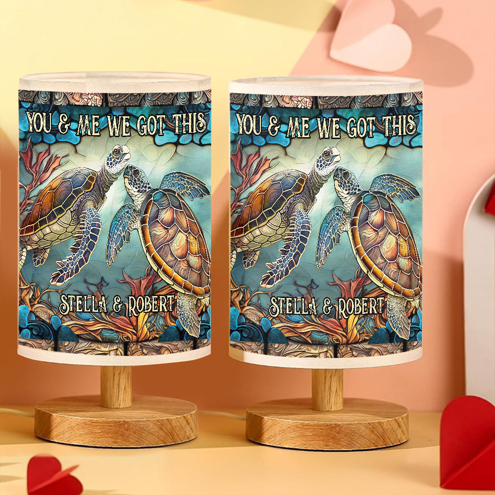 Du & Ich – Personalisierte Schildkröten-Tischleuchte mit Holzsockel